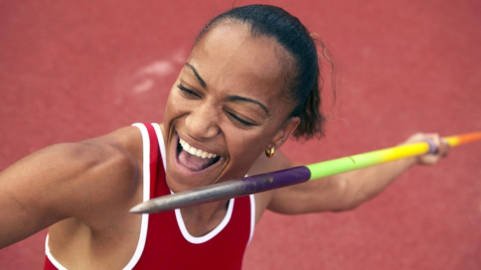 _比赛氛围火热：现场欢呼声经久不息_，比赛现场气氛活跃