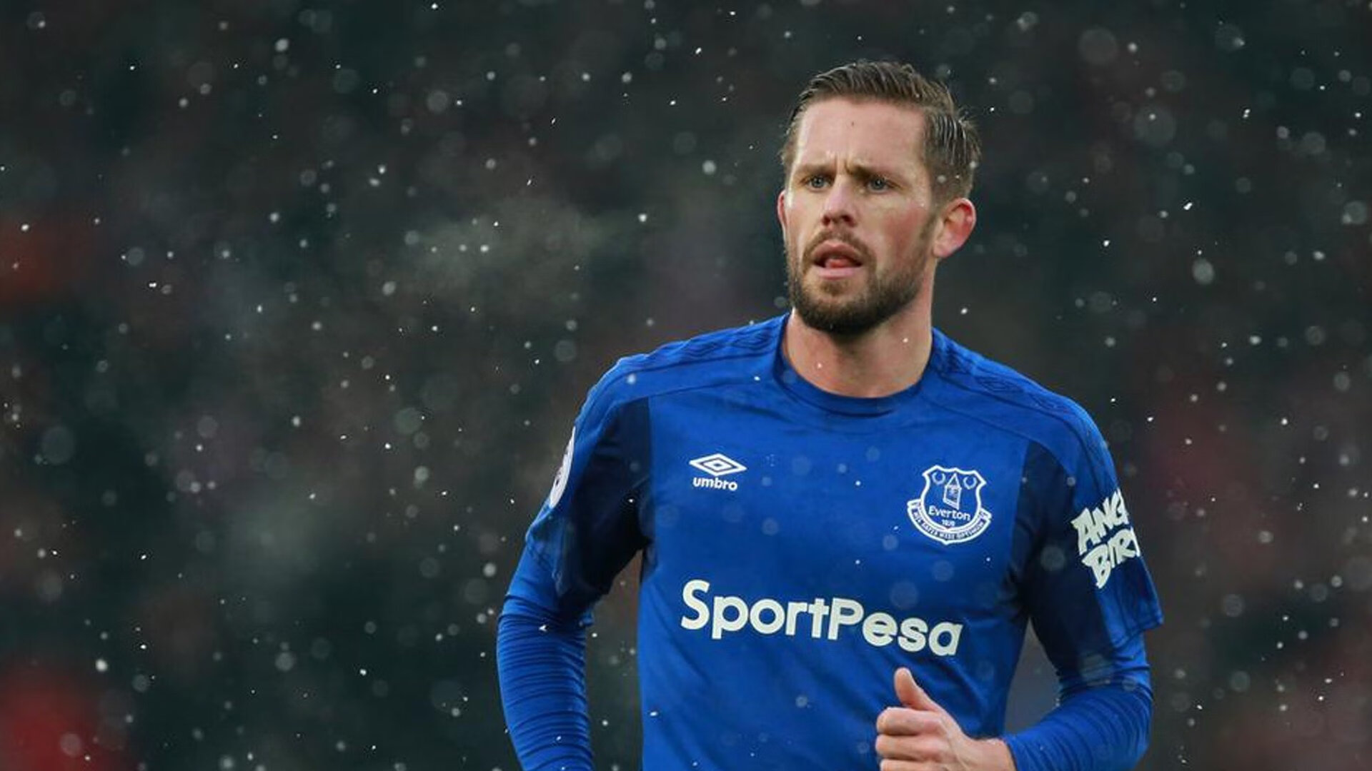 “战术深度：不同教练的战术大比拼”，教练在布置战术时讲到了常用的比赛阵型